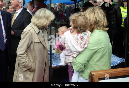 Hay-on-Wye, au Royaume-Uni. Jeudi 23 mai 2013 Photo : La Duchesse de Cornwall prend intérêt dans un bébé à Hay-on-Wye. Re : Son Altesse Royale le Prince Charles et son épouse Camilla, la duchesse de Cornouailles ont visité la ville et le terrain du festival à Hay-on-Wye, Powys, Pays de Galles. Credit : D Legakis / Alamy Live News Banque D'Images
