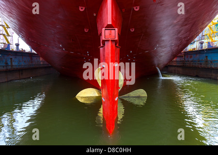 Gros plan d'une hélice de bateau dans l'eau. Banque D'Images