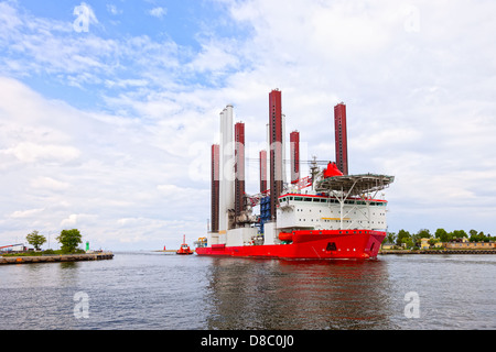 Navire spécialisé pour la construction d'installation de l'éolienne. Banque D'Images