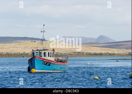 Bateau de pêche écossais amarré sur un loch. Banque D'Images