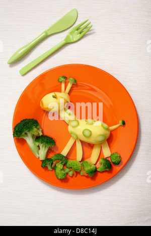 Pour l'assiette avec les pommes de terre et le brocoli dans la forme d'une girafe Banque D'Images