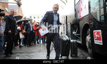 Londres, Royaume-Uni. 24 mai 2013. Franck Ribery du FC Bayern Munich arrive à l'hôtel de l'équipe de Londres. Borussia Dortmund Bayern Munich seront confrontés à la Ligue des Champions finale de soccer à Londres le 25 mai 2013. Photo : Andreas Gebert/dpa/Alamy Live News Banque D'Images