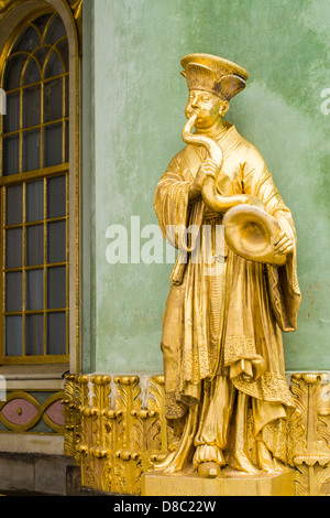 Statue en or en face de la Maison de Thé du palais de Sanssouci. Banque D'Images