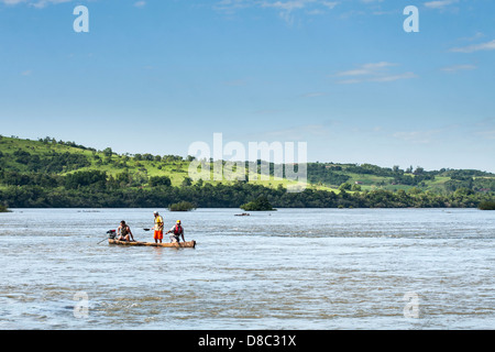 Hommes dans un bateau sur la rivière Aracati. Banque D'Images