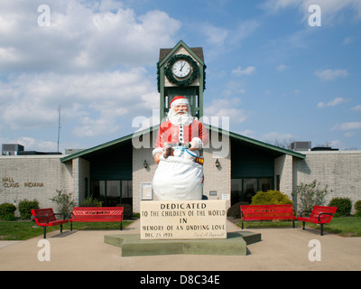 Statue Santa géant à l'hôtel de ville de Santa Claus Indiana Banque D'Images