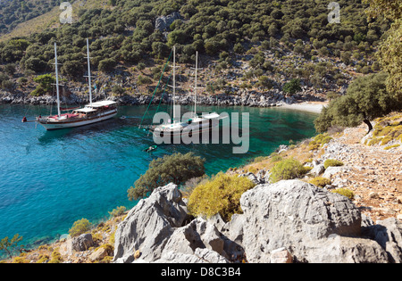 Deux goélettes de luxe amarrés dans la baie (Lydae Ag Limani Bay) sur la Côte Turquoise près de Gocek Fethiye Turquie et Banque D'Images