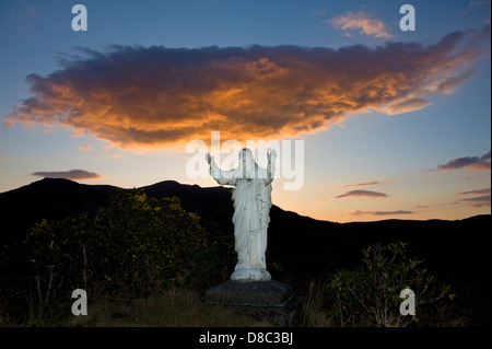 Statue du Christ & orange cloud, N59 près de Letterfrack, Connemara, Irlande. Banque D'Images