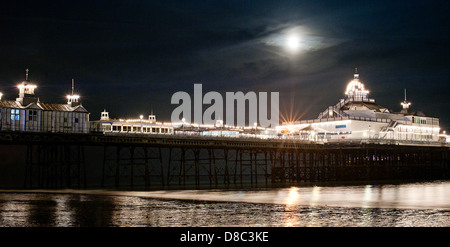 La jetée d''Eastbourne en pleine lune Banque D'Images