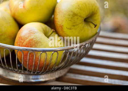 Pommes dans un bol Banque D'Images