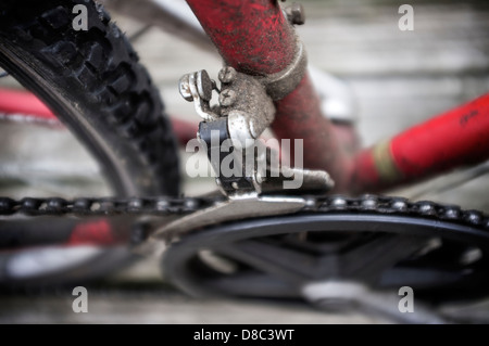 Close up d'une sale vtt avec profondeur de champ à se concentrer sur le dérailleur chaîne utilisée pour changer de rapport. Banque D'Images