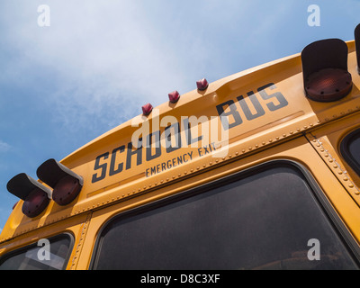 Détail de l'autobus scolaire typique de l'après-midi lumineuse en signe de la lumière. Banque D'Images