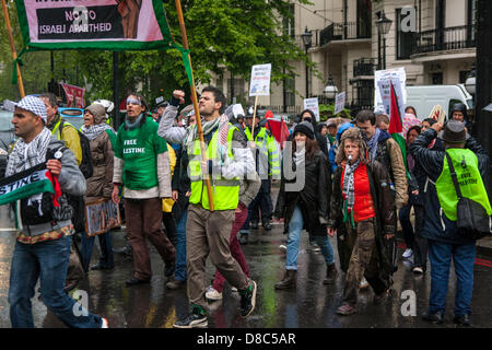 Londres, Royaume-Uni. 24 mai 2013. Les manifestants de mars St Pancras à Park Lane en signe de protestation contre Israël soit l'hôte de la Moins de 21 ans Championnat d'Europe de football. Crédit : Paul Davey / Alamy Live News Banque D'Images