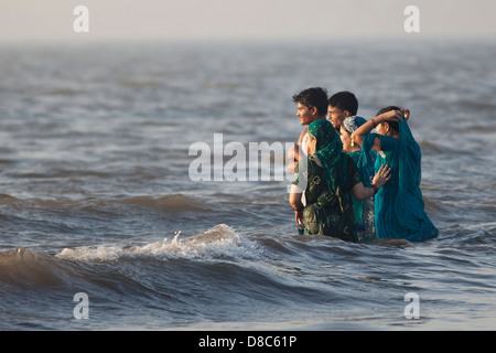 Famille sur une plage à Mumbai, Inde Banque D'Images