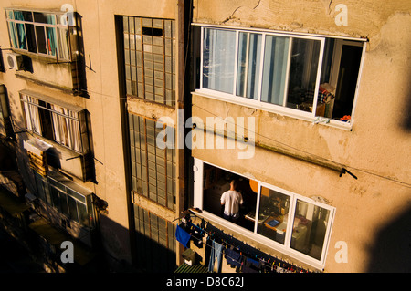 L'homme dans sa cuisine en bloc d'appartement à Mostar en Bosnie Herzégovine Banque D'Images