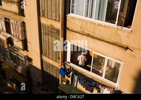 L'homme dans sa cuisine en bloc d'appartement à Mostar en Bosnie Herzégovine Banque D'Images