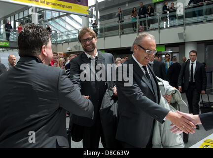 Dortmund, Allemagne. 24 mai 2013. L'entraîneur-chef du Borussia Dortmund Jürgen Klopp (C) se dirige vers l'enregistrement de la compagnie à l'aéroport de Dortmund, Allemagne, 24 mai 2013. Borussia Dortmund Bayern Munich seront confrontés à la Ligue des Champions finale de soccer à Londres le 25 mai 2013. Photo : BERND THISSEN/dpa/Alamy Live News Banque D'Images