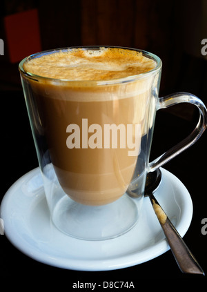 Tasse de café dans une tasse en verre avec soucoupe et cuillère blanc Banque D'Images