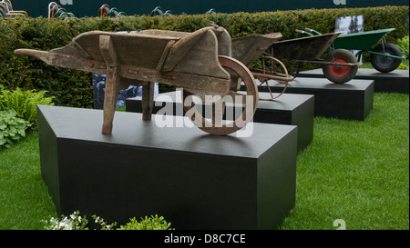 Quatre brouettes sur 100 ans à RHS Chelsea Flower Show 2013. Cet affichage fait partie des célébrations du centenaire. Banque D'Images