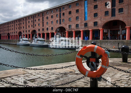 Navires de guerre de la Royal Navy à Albert Dock Liverpool, Royaume-Uni 24 mai 2013. Patrouilleurs Bateaux, à l'occasion du 70ème anniversaire de la bataille de l'Atlantique (BOA 70) commémoration et événements centrés autour de Liverpool. La bataille de l'Atlantique a été la plus longue campagne militaire continue de la seconde Guerre mondiale, à son apogée de la mi-1940 à la fin de 1943. Banque D'Images