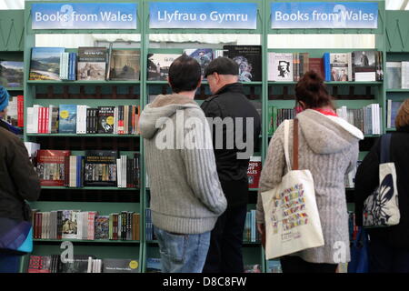 Hay Festival 2013, Pays de Galles, Royaume-Uni. 24 mai 2013. Hay Festival, Powys, Wales, 2013 24/05/13 La navigation sur des étagères dans la librairie de foin. Vues générales du Hay festival littéraire 2013, Powys, Pays de Galles. Photo par : Wyeth/Alamy Live News Banque D'Images