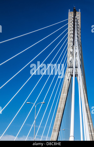 Minsk Pont sur la rivière Vistule, à Varsovie, à haubans moderne de construction. Banque D'Images