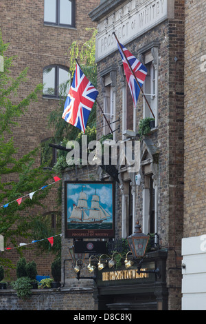 Union jack les drapeaux sur l'extérieur de perspective de Whitby public house, Wapping Wall, East London Banque D'Images