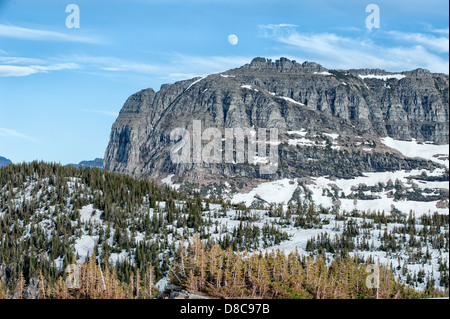 Au cours de la Lune se levant haut de Heavy Runner Mountain at Glacier National Park, Montana, USA. Banque D'Images