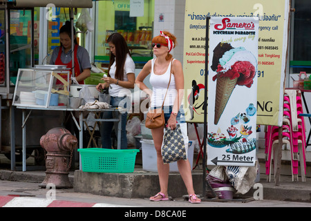 La vie dans la rue typique sur Patong Beach, Thaïlande Banque D'Images