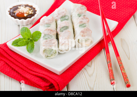 Bo Lfi - rouleaux d'été frais vietnamiens avec saucisse chinoise, jicama, les carottes, la laitue, l'œuf et les crevettes séchées. Banque D'Images