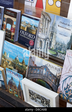 Livres en magasin à Oxford, Oxfordshire Royaume-Uni en mai Banque D'Images