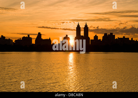 Silhouette de Central Park West skyline et El Dorado Apartment Building, le réservoir, Central Park, Manhattan, New York. Banque D'Images