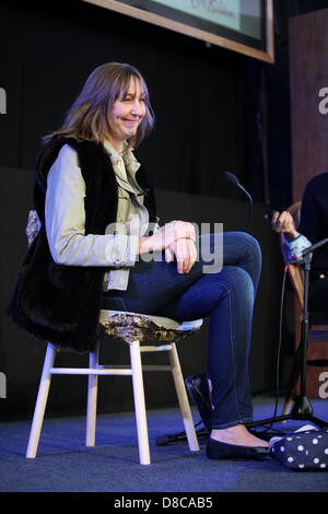 Designer de mode et la reine de Cath Kidston shabby chic parle à Lisa Armstrong à Hay 2013. Banque D'Images