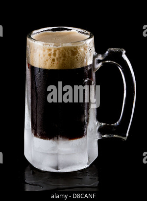 Frozen mug avec un style stout beer isolé sur un fond noir Banque D'Images