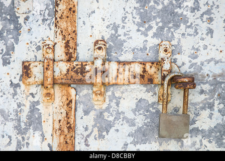 Loquet Rouillé Avec Le Cadenas Photo stock - Image du vieux, cadenas:  27885166