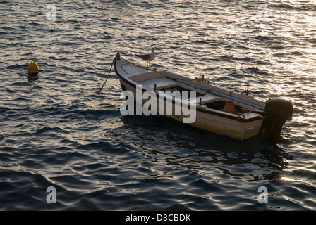 Bateau à Santorin, l'une des plus belles îles de la Grèce et les autochtones Banque D'Images