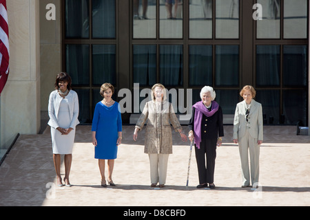 Première Dame Michelle Obama se distingue avec l'ancien premier Mesdames Laura Bush, Hillary Rodham Clinton, Barbara Bush et Rosalynn Carter lors de la dédicace de la George Bush Presidential Library and Museum, sur le campus de l'Université Méthodiste du Sud le 25 avril 2013 à Dallas, Texas. Banque D'Images