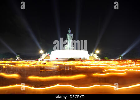 Nakhon Pathom , Thaïlande . 24 mai 2013. Fidèles bouddhistes holding candlelight circule autour de la statue du Bouddha Debout Bouddha à Monthon . Les gens célèbrent bouddhiste Visakha Bucha Day pour rendre hommage au Bouddha , Le Visakha Puja (Vesak) marque trois événements importants dans la vie du Bouddha : sa naissance, son état d'illumination et sa mort. Elle est célébrée le jour de la pleine lune du sixième mois lunaire, généralement en mai sur le calendrier grégorien. Un Sahakorn Crédit : Piti/Alamy Live News Banque D'Images
