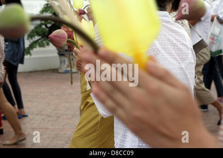 Nakhon Pathom , Thaïlande . 24 mai 2013. Fidèles bouddhistes holding candlelight circule autour de la statue du Bouddha Debout Bouddha à Monthon . Les gens célèbrent bouddhiste Visakha Bucha Day pour rendre hommage au Bouddha , Le Visakha Puja (Vesak) marque trois événements importants dans la vie du Bouddha : sa naissance, son état d'illumination et sa mort. Elle est célébrée le jour de la pleine lune du sixième mois lunaire, généralement en mai sur le calendrier grégorien. Un Sahakorn Crédit : Piti/Alamy Live News Banque D'Images