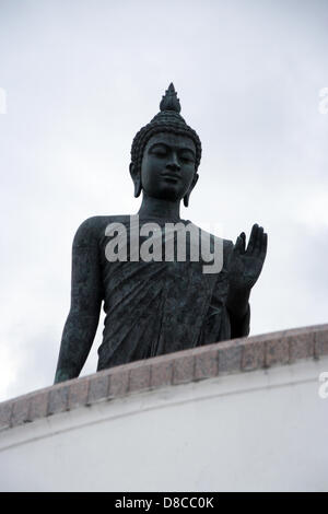Nakhon Pathom , Thaïlande . 24 mai 2013. La statue de Bouddha Bouddha à Monthon . Les gens célèbrent bouddhiste Visakha Bucha Day pour rendre hommage au Bouddha , Le Visakha Puja (Vesak) marque trois événements importants dans la vie du Bouddha : sa naissance, son état d'illumination et sa mort. Elle est célébrée le jour de la pleine lune du sixième mois lunaire, généralement en mai sur le calendrier grégorien. Un Sahakorn Crédit : Piti/Alamy Live News Banque D'Images