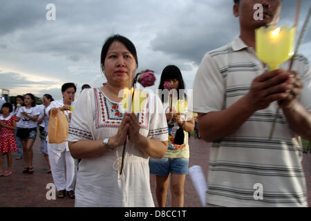 Nakhon Pathom , Thaïlande . 24 mai 2013. Fidèles bouddhistes holding candlelight circule autour de la statue du Bouddha Debout Bouddha à Monthon . Les gens célèbrent bouddhiste Visakha Bucha Day pour rendre hommage au Bouddha , Le Visakha Puja (Vesak) marque trois événements importants dans la vie du Bouddha : sa naissance, son état d'illumination et sa mort. Elle est célébrée le jour de la pleine lune du sixième mois lunaire, généralement en mai sur le calendrier grégorien. Un Sahakorn Crédit : Piti/Alamy Live News Banque D'Images