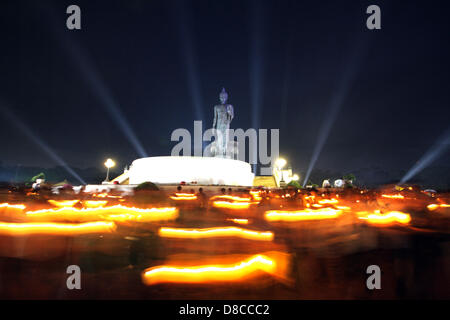 Nakhon Pathom , Thaïlande . 24 mai 2013. Fidèles bouddhistes holding candlelight circule autour de la statue du Bouddha Debout Bouddha à Monthon . Les gens célèbrent bouddhiste Visakha Bucha Day pour rendre hommage au Bouddha , Le Visakha Puja (Vesak) marque trois événements importants dans la vie du Bouddha : sa naissance, son état d'illumination et sa mort. Elle est célébrée le jour de la pleine lune du sixième mois lunaire, généralement en mai sur le calendrier grégorien. Un Sahakorn Crédit : Piti/Alamy Live News Banque D'Images