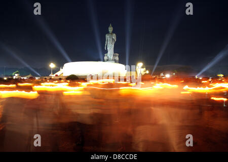 Nakhon Pathom , Thaïlande . 24 mai 2013. Fidèles bouddhistes holding candlelight circule autour de la statue du Bouddha Debout Bouddha à Monthon . Les gens célèbrent bouddhiste Visakha Bucha Day pour rendre hommage au Bouddha , Le Visakha Puja (Vesak) marque trois événements importants dans la vie du Bouddha : sa naissance, son état d'illumination et sa mort. Elle est célébrée le jour de la pleine lune du sixième mois lunaire, généralement en mai sur le calendrier grégorien. Un Sahakorn Crédit : Piti/Alamy Live News Banque D'Images