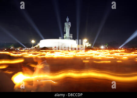 Nakhon Pathom , Thaïlande . 24 mai 2013. Fidèles bouddhistes holding candlelight circule autour de la statue du Bouddha Debout Bouddha à Monthon . Les gens célèbrent bouddhiste Visakha Bucha Day pour rendre hommage au Bouddha , Le Visakha Puja (Vesak) marque trois événements importants dans la vie du Bouddha : sa naissance, son état d'illumination et sa mort. Elle est célébrée le jour de la pleine lune du sixième mois lunaire, généralement en mai sur le calendrier grégorien. Un Sahakorn Crédit : Piti/Alamy Live News Banque D'Images