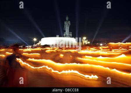 Nakhon Pathom , Thaïlande . 24 mai 2013. Fidèles bouddhistes holding candlelight circule autour de la statue du Bouddha Debout Bouddha à Monthon . Les gens célèbrent bouddhiste Visakha Bucha Day pour rendre hommage au Bouddha , Le Visakha Puja (Vesak) marque trois événements importants dans la vie du Bouddha : sa naissance, son état d'illumination et sa mort. Elle est célébrée le jour de la pleine lune du sixième mois lunaire, généralement en mai sur le calendrier grégorien. Un Sahakorn Crédit : Piti/Alamy Live News Banque D'Images