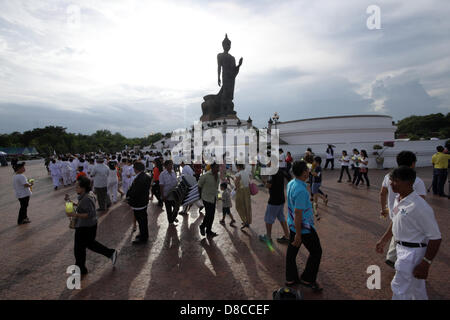 Nakhon Pathom , Thaïlande . 24 mai 2013. Fidèles bouddhistes holding candlelight circule autour de la statue du Bouddha Debout Bouddha à Monthon . Les gens célèbrent bouddhiste Visakha Bucha Day pour rendre hommage au Bouddha , Le Visakha Puja (Vesak) marque trois événements importants dans la vie du Bouddha : sa naissance, son état d'illumination et sa mort. Elle est célébrée le jour de la pleine lune du sixième mois lunaire, généralement en mai sur le calendrier grégorien. Un Sahakorn Crédit : Piti/Alamy Live News Banque D'Images
