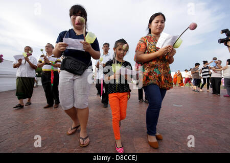 Nakhon Pathom , Thaïlande. 24 mai 2013. Fidèles bouddhistes holding candlelight circule autour de la statue du Bouddha Debout Bouddha à Monthon . Les gens célèbrent bouddhiste Visakha Bucha Day pour rendre hommage au Bouddha , Le Visakha Puja (Vesak) marque trois événements importants dans la vie du Bouddha : sa naissance, son état d'illumination et sa mort. Elle est célébrée le jour de la pleine lune du sixième mois lunaire, généralement en mai sur le calendrier grégorien. Un Sahakorn Crédit : Piti/Alamy Live News Banque D'Images