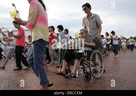Nakhon Pathom , Thaïlande . 24 mai 2013. Fidèles bouddhistes holding candlelight circule autour de la statue du Bouddha Debout Bouddha à Monthon . Les gens célèbrent bouddhiste Visakha Bucha Day pour rendre hommage au Bouddha , Le Visakha Puja (Vesak) marque trois événements importants dans la vie du Bouddha : sa naissance, son état d'illumination et sa mort. Elle est célébrée le jour de la pleine lune du sixième mois lunaire, généralement en mai sur le calendrier grégorien. Un Sahakorn Crédit : Piti/Alamy Live News Banque D'Images