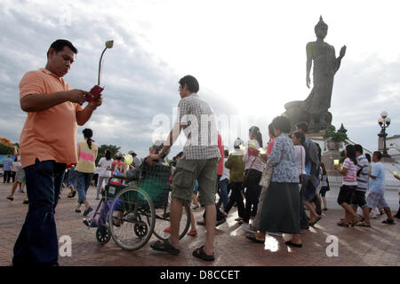 Nakhon Pathom , Thaïlande . 24 mai 2013. Fidèles bouddhistes holding candlelight circule autour de la statue du Bouddha Debout Bouddha à Monthon . Les gens célèbrent bouddhiste Visakha Bucha Day pour rendre hommage au Bouddha , Le Visakha Puja (Vesak) marque trois événements importants dans la vie du Bouddha : sa naissance, son état d'illumination et sa mort. Elle est célébrée le jour de la pleine lune du sixième mois lunaire, généralement en mai sur le calendrier grégorien. Un Sahakorn Crédit : Piti/Alamy Live News Banque D'Images
