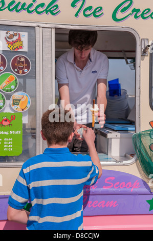 Un garçon de 13 ans d'acheter une glace à partir d'un van à Walberswick , Suffolk , Angleterre , Angleterre , Royaume-Uni Banque D'Images