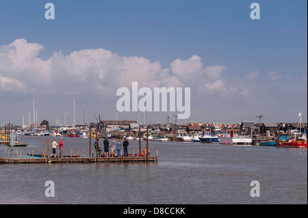 Les gens d'attente pour prendre le ferry à Southwold de Walberswick , Suffolk , Angleterre , Angleterre , Royaume-Uni Banque D'Images